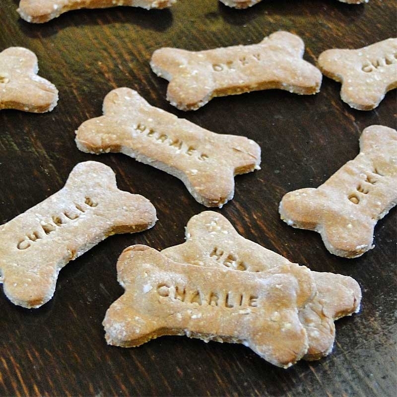 Biscuits avec le nom du chien Beurre de Cacahuète