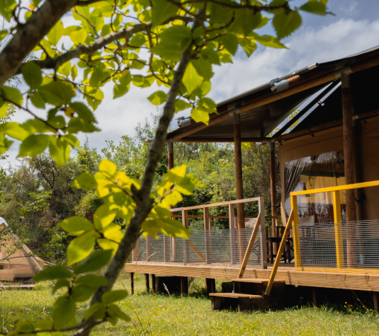 Lodge safari avec toilettes sèches
